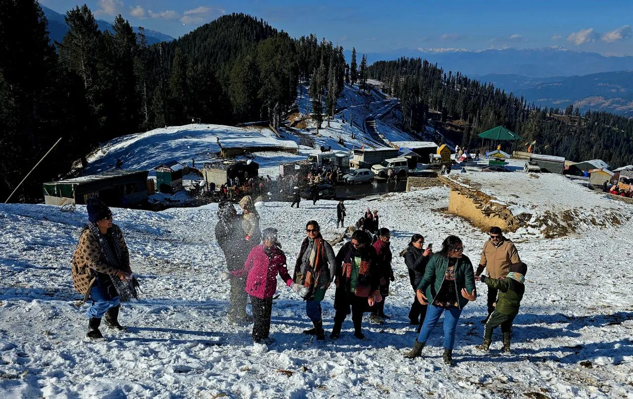 Season’s first snowfall, followed by bright sunshine, attracts tourists to winter wonderland Guldanda in J&K’s Bhaderwah